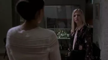 chemise à fleurs de Première Dame Elaine Todd (Nadia Bowers) dans Quantico