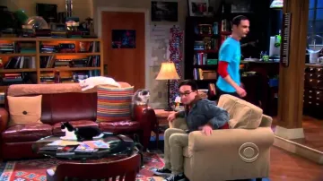 El sofá de cuero de Sheldon Cooper (Jim Parsons) en The Big Bang Theory S04E03