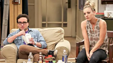 Silla Ikea Ektorp como se ve en The Big Bang Theory S11E05