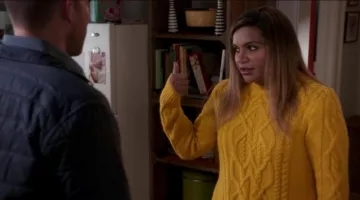 The sweater yellow Mindy Lahiri (Mindy Kaling) in The Mindy Project