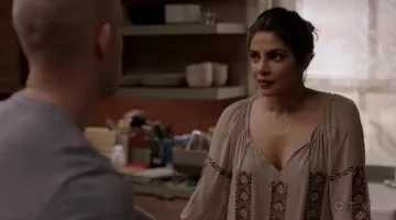 le haut d'Alex Parrish dans Quantico