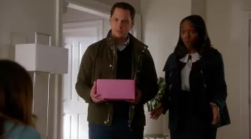 Le manteau Burberry Brit Craysmoore de Michaela Pratt (Aja Naomi King) dans Murder