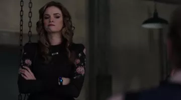 Le sweater Poella Club Monaco de Caitlin Snow (Danielle Panabaker) dans The Flash