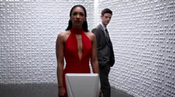 El traje rojo de bebé de Iris West (Candice Patton) en The Flash