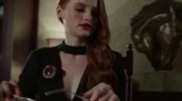 la robe noire de  Cheryl Blossom (Madelaine Petsch) dans Riverdale