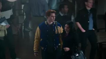 Riverdale Highschool Blue & Yellow Varsity Jacket usado por Archibald Andrews (K.J. Apa) como se ve en Riverdale S01E11