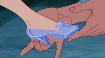 les chaussures transparentes de Cendrillon dans le dessin-animé de 1950 de Cendrillon