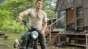 La motocicleta Scrambler Triumph 900 conducida por Owen Grady (Chris Pratt) como se ve en la película Jurassic World