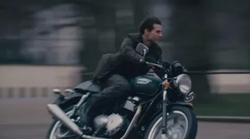 2013 Triumph Thruxton 900 conducido por Bill Cage (Tom Cruise) como se ve en Edge of Tomorrow