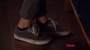 Les chaussures en toile de Charlie Bowman dans Colony