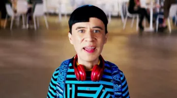 The headphones Samsung wireless red seen in Zoolander 2