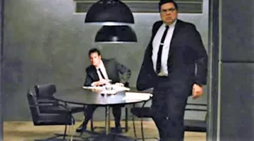 La lámpara de techo en la sala de reuniones de Olivier Platt en X men le commencement