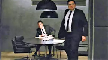 La lámpara de techo en la sala de reuniones de Olivier Platt en X men le commencement