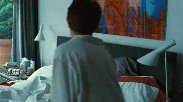 La lampe de chevet blanche Louis Poulsen vue dans Wall Street : l'argent ne dort jamais