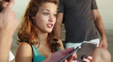 The iPad Mini 2 Theresa (Ashley Greene) in urge