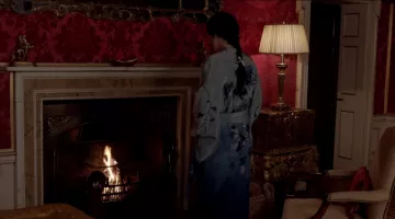 Lady Mary (Michelle Dockery) bleu kimono fleuri dans Downton Abbey