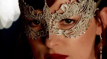 La máscara plateada de Anastasia Steele (Dakota Johnson) en Fifty Shades Darker
