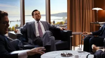 Le sofa de Jordan Belfort (Leonardo DiCaprio) dans Le Loup de Wall Street