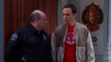 Le t-shirt "The greatest american hero" de Sheldon Cooper (Jim Parsons) dans The big bang theory S08E19