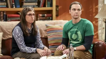 Le t-shirt vert avec logo Green Lantern de Sheldon (Jim Parsons) dans The Big Bang Theory S10E07