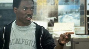 La camiseta "Mumford Phys. Ed. Dept." por Axel Foley (Eddie Murphy) en The Beverly Hills Cop