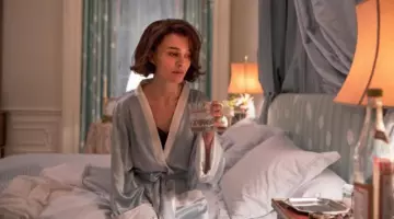 Le déshabillé bleu ciel de Jackie Kennedy (Natalie Portman) dans Jackie