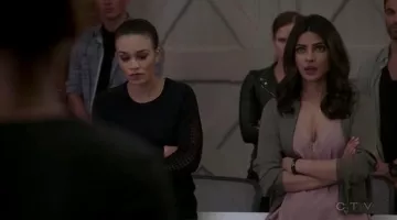 Top en dentelle de Alex Parrish (Priyanka Chopra) dans Quantico