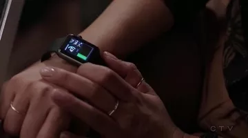 la montre i watch d'apple de Alex Par­rish (Priyanka Cho­pra) dans Quan­tico