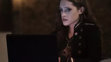 Chaqueta de cuello derecho con botones dorados de Darlene (Carly Chaikin) en Mr. Robot