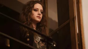 La veste style militaire de Darlene (Carly Chaikin) dans Mr. Robot