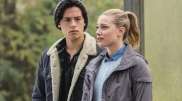 Le Blouson en jean col fourrure de Jughead (Cole Sprouse) dans Riverdale