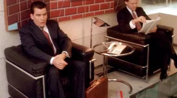 Réglable de la Table E1027 conçu par Eileen Gris dans Gordon Gekko la salle d'attente à Wall Street