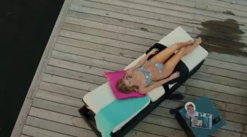 The swimsuit Guess Tiffany James (Kim Matula) in UnReal S02E09