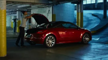 Peugeot RCZ red car used by Nicky (Will Smith) as seen in Focus movie