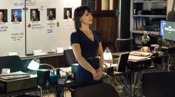 La robe Victoria Bekham de Quinn King (Constance Zimmer) dans UnReal S02E05