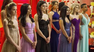 La robe violette de Tiffany (Kim Matula) dans UnReal S02E04