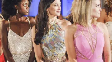 La robe rose de Tiffany (Kim Matula) dans UnReal S01E01