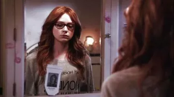The t-shirt Women "Monday" Eliza Dooley in Selfie S01E13