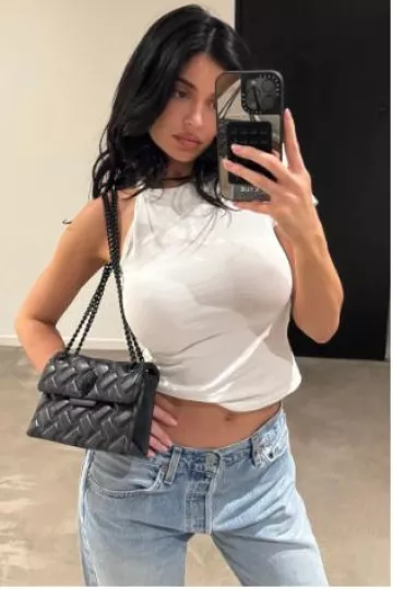 Kurt Geiger Kensington Mini bolso bandolera de cuero usado por Kylie Jenner en su publicación de Instagram el 19 de octubre de 2024