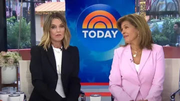 Blazer de gabardina con mangas abullonadas de Michael Kors usado por Savannah Guthrie como se ve en Today el 6 de noviembre de 2024