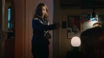 Sudadera con capucha Tory Burch French Terry Chevron usada por Eddie Janko (Vanessa Ray) como se ve en Blue Bloods (T14E11)