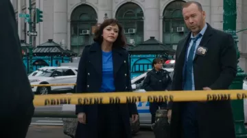 Abrigo de lana cruzado Barbour Inverraray en azul marino usado por Maria Baez (Marisa Ramirez) como se ve en Blue Bloods (S14E12)