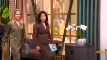 Helmut Lang Warm Relaxed Shirt usado por Sara Haines como se ve en The View el 1 de noviembre de 2024