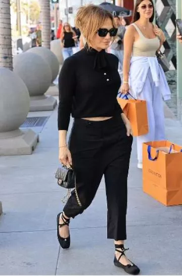 Pull à col noué Dior porté par Jennifer Lopez à Beverly Hills le 20 octobre 2024