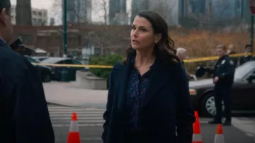 Lafayette 148 New York Scottie Silk Button Up Blusa usada por Erin Reagan (Bridget Moynahan) como se ve en Blue Bloods (T14E12)