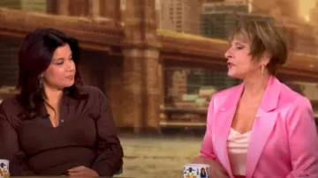 Blazer à simple boutonnage Alice + Olivia Denny porté par Patti LuPone comme on le voit dans The View le 1er novembre 2024