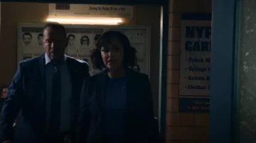 Theory Etiennette Blazer en Good Wool usado por Maria Baez (Marisa Ramirez) como se ve en Blue Bloods (T14E12)