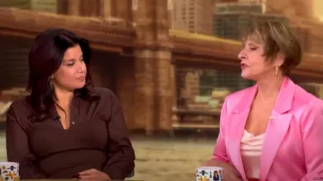 Vestido Staud Hazel usado por Ana Navarro visto en The View el 1 de noviembre de 2024