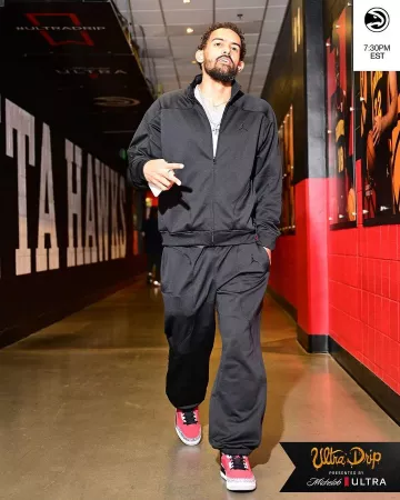 Pantalones de chándal Supreme x Air Jordan Black usados por Trae Young en la cuenta de Instagram @atlhawks