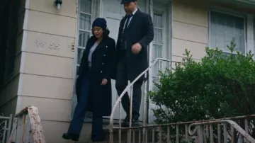 Teoría Demitria Pantalones acampanados en azul marino usados por María Báez (Marisa Ramírez) como se ve en Blue Bloods (T14E13)